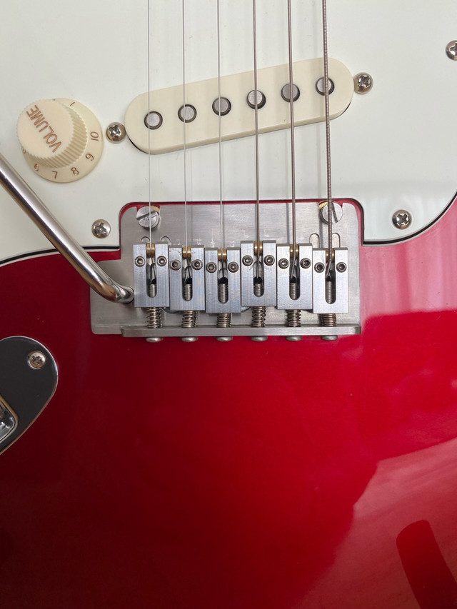 Left handed Fender Stratocaster Player with upgrades  dans Guitares  à Ville de Montréal - Image 3