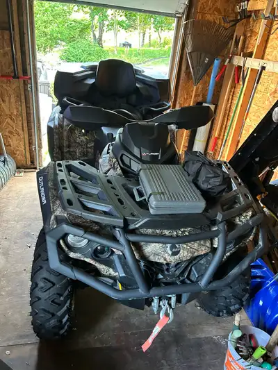 2021 can am 650 outlander max. Heated hand grips front and back , cargo box and plow. 350 kilometres...