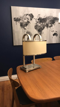 Lampe de table/bureau. Table en teck teak PAS à vendre. Table /