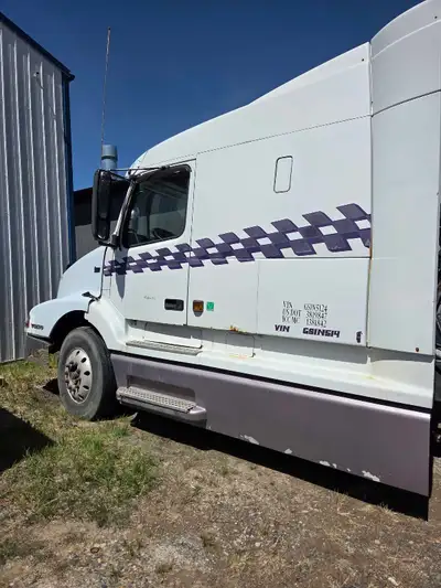 Up for sale is a 2000 Volvo Truck. It is currently safetied until end of August. Tires are about %50...