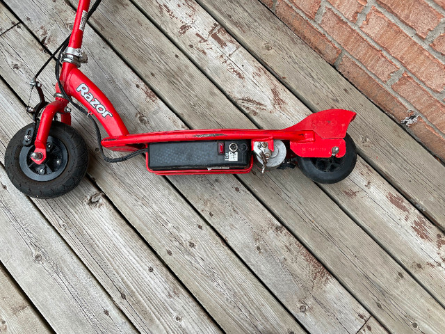 Razor E100 electric Scooter Comes with original Charger in eBike in Oakville / Halton Region - Image 4
