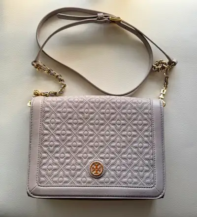 - Authentic Tory Burch Crossbody Bag - Colour: Taupe / Mercury Grey - Condition: Like new; no scratc...