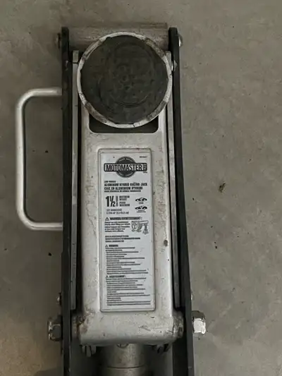Great jack for low vehicles. No issues, selling because I upgraded.
