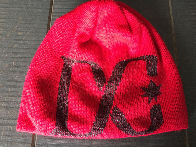 Tuque DC rouge in Women's - Other in Québec City