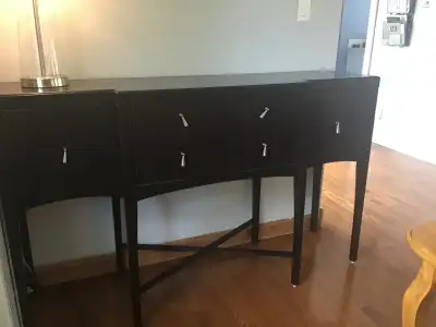 This elegant espresso-coloured console table is in good condition, offering a sophisticated storage...