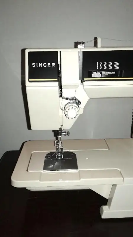 Singer Sewing Machine 6211C heavy-duty all-metal construction in Hobbies & Crafts in Oshawa / Durham Region - Image 7