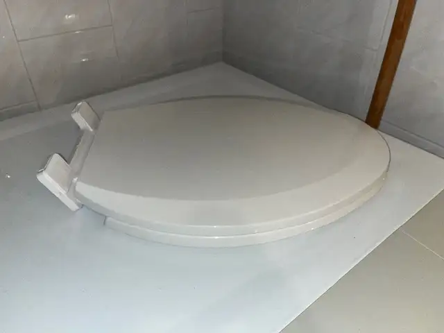 Siège de toilette allongé propre / Clean elongated toilet seat in Plumbing, Sinks, Toilets & Showers in City of Montréal - Image 9