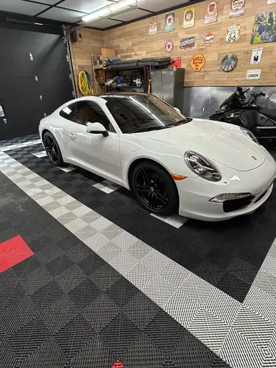 Porsche 911 Carrera. Avec seulement 2 propriétaires et que 43,500 klm transmission pdk. Et protectio...