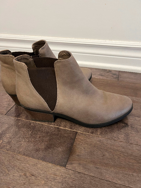 Women’s Ankle boots from Call it Spring -Taupe size 8.5 US dans Femmes - Chaussures  à Longueuil/Rive Sud - Image 4