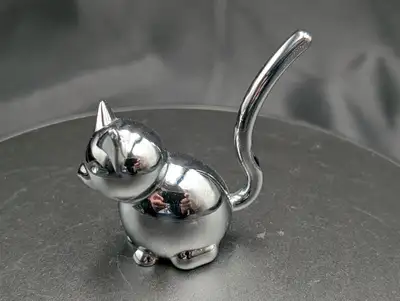 Add a touch of playful modern style to your vanity, dresser, or bedside table with this adorable Umb...