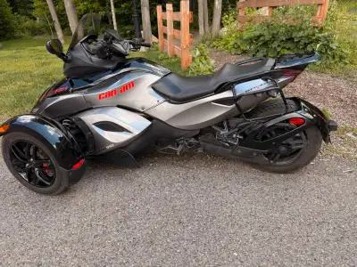 Spyder RSS SE5 Semi-automatique BAS MILLAGE!!!!!! 39,100 km Pare-Brise long Dossier passager rouge a...