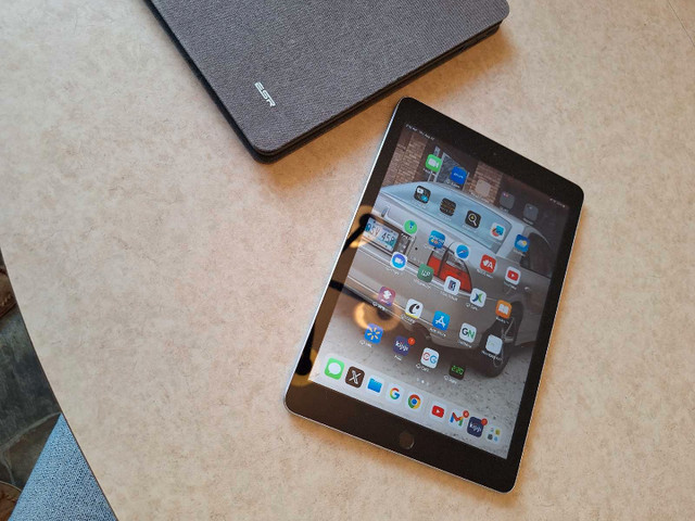 Apple iPad 5th Generation w/cover & charger in iPads & Tablets in Winnipeg