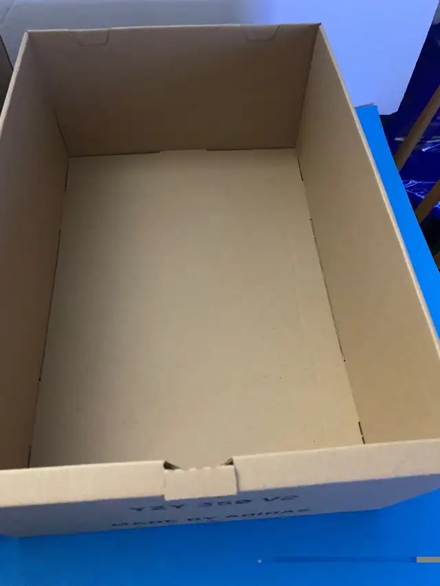 Authentic Adidas Yeezy Boost 350 Empty Sliding Box-US12-14x10x6” in Arts & Collectibles in Markham / York Region - Image 8