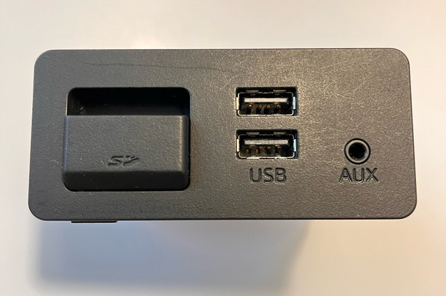Aux Port for Mazda CX-5 SUV in Audio & GPS in City of Toronto - Image 2