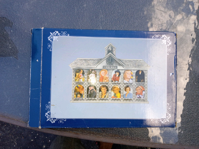School house childrens yearly photo frame in Arts & Collectibles in London - Image 2
