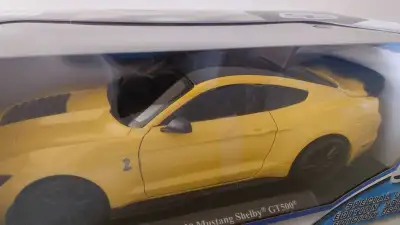 Je vends une superbe Maisto Ford Mustang Shelby GT500 2020 à l’échelle 1:18, couleur jaune NEUF Modè...