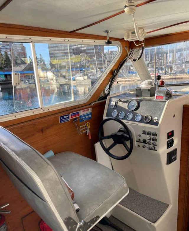 1968 Uniflite 27 Express - $10,000 OBO in Powerboats & Motorboats in Vancouver - Image 4