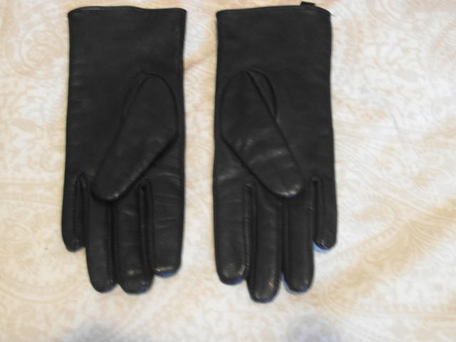 Ladies small leather gloves in Women's - Tops & Outerwear in Stratford
