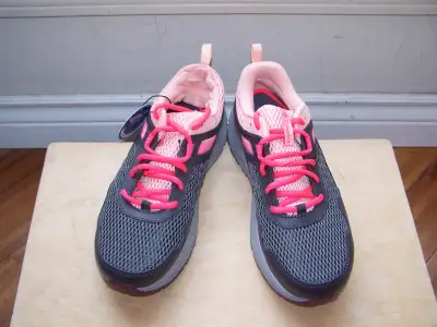 Columbia women's hiking wide shoes size 8W new, View more