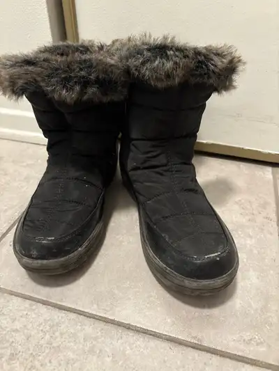 Keep your feet toasty with these waterproof winter boots in women's size 8. These boots are perfect...