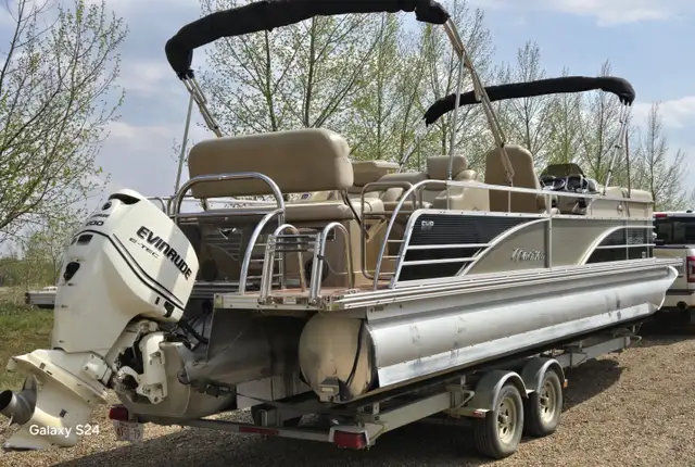 2012 Manitou tritoon Boat, SES Series in Powerboats & Motorboats in Lloydminster - Image 11