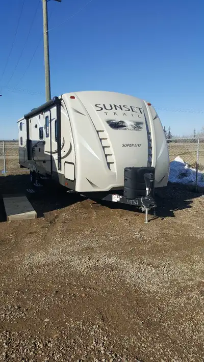 29' camper with one slide. 2 sets of bunks in the rear. Outdoor kitchen at the back. Power awning, s...