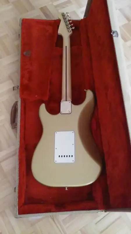 Fender Stratocaster Limited Edition Gold on Gold Dan Smith issue in Guitars in Longueuil / South Shore - Image 3
