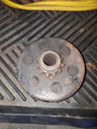 chain sprocket clutch 7-8hp engine size maybe 3/4 or a little smaller in need to check was from a ol...