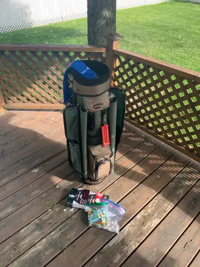 Sac de golf peu utilisé, viens avec quelques balles.
