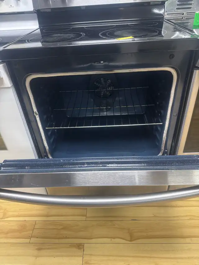 Samsung Electric Range in Stoves, Ovens & Ranges in Laval / North Shore - Image 3