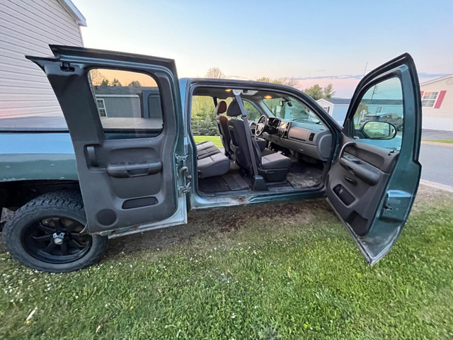 2009 Chevrolet Silverado 1500 LS 4x4 in Cars & Trucks in Fredericton - Image 4