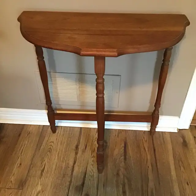 Accent Table in Other Tables in Ottawa - Image 2