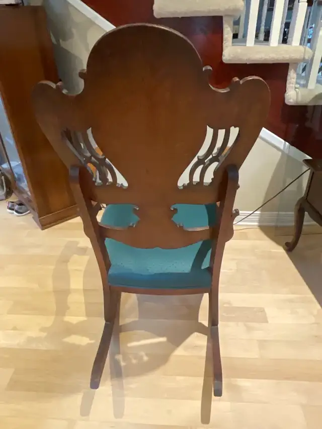 Carved wooden Rocking Chair in Chairs & Recliners in Ottawa - Image 5