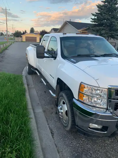 2012 Duramax dual wheel for sale. It has ac, pw, leather seat, back up camera, tow hitch, 8feet box...