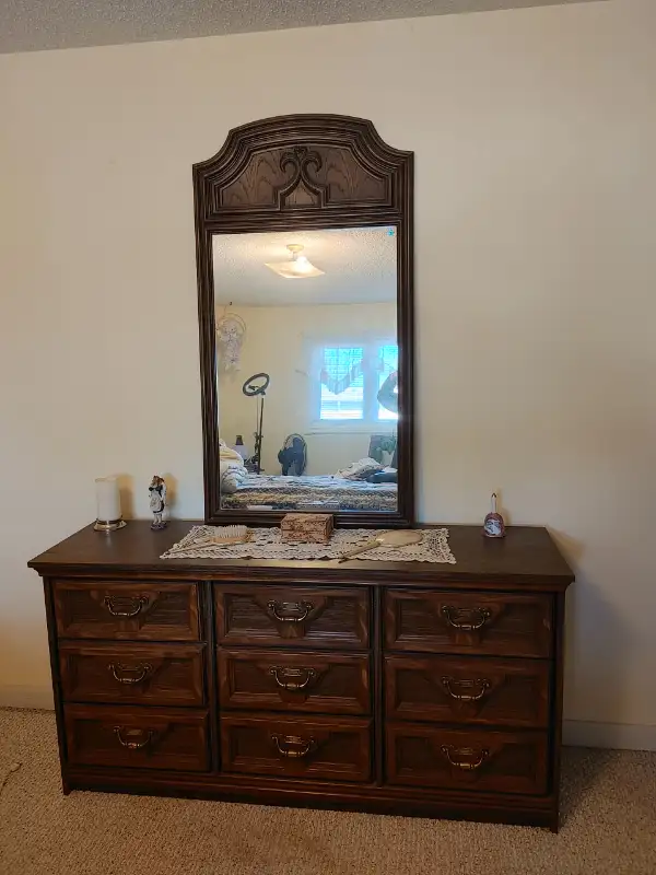 70's Vintage Bedroom Suite in Dressers & Wardrobes in Calgary - Image 2