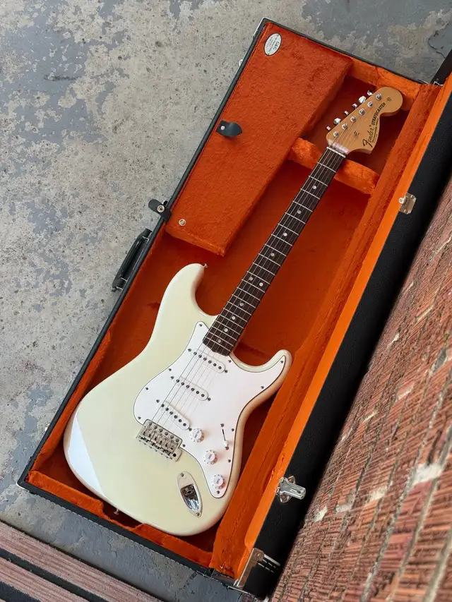 Fender Custom Shop 1969 Stratocaster in Guitars in Windsor Region - Image 8