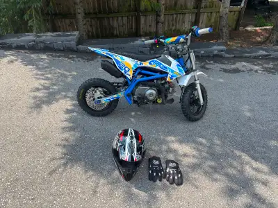 Get ready for adventure with this Tao Tao DB20 dirt bike, a reliable and fun ride perfect for young...