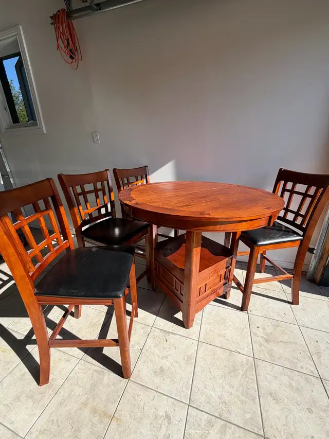 Round Pub Table and Chairs in Dining Tables & Sets in Hamilton - Image 3