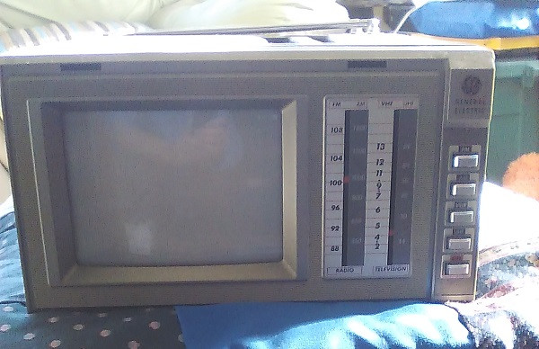 Vintage 1987 GE 5" TV With Radio in General Electronics in Bridgewater - Image 3