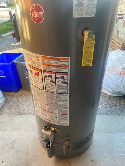 Great condition 50 gallon gas water heater. Manufactured in 2024. Atmospheric vent.