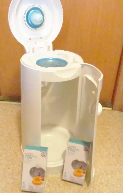 LIKE NEW !   MUNCHKIN ARM AND HAMMER  DIAPER PAIL AND REFILLS in Bathing & Changing in Guelph - Image 4