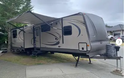 For Sale: 2015 Lacrosse Model 332 RV Trailer – Spacious Comfort Meets Stylish Travel Ready for your...