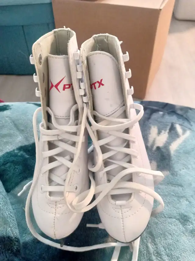 Kids ice skates like new. in Skates & Blades in Red Deer - Image 4