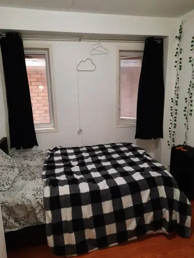 5 minutes walk to York University campus Close to bus and subway at Keele / Finch 2nd floor,2 small...
