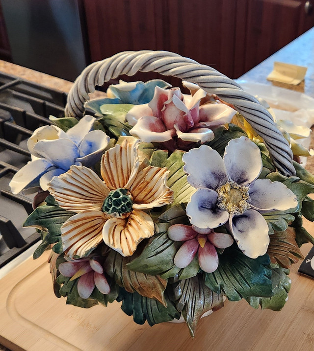 Porcelain Flower Arrangement in Home Décor & Accents in Brockville