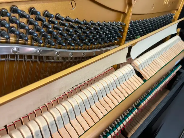 Piano Yamaha U1 (1982) in Pianos & Keyboards in City of Montréal - Image 6