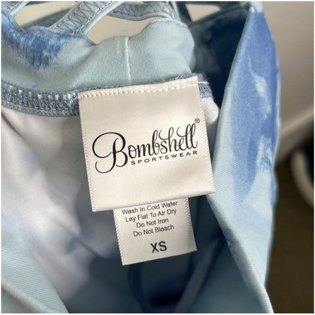 Bombshell Sportswear Sexy Back Tie Dye Leggings Blue XS in Women's - Bottoms in Kitchener / Waterloo - Image 3