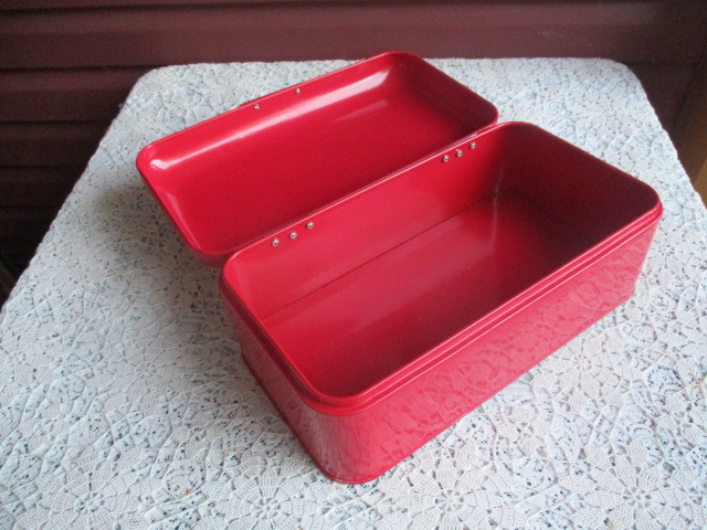 Vintage Style Metal Bread Box in Kitchen & Dining Wares in New Glasgow - Image 2