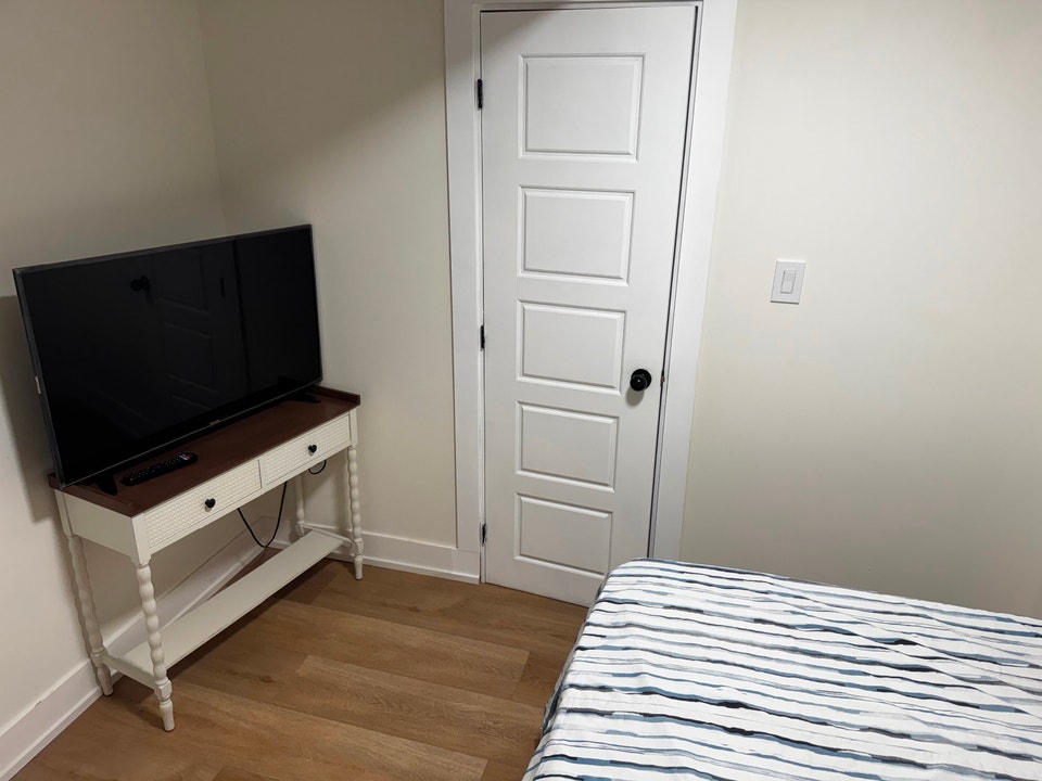 Fully furnished one bedroom basement apartment in Milton 4