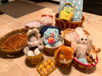Divers items de Pâques, lapins, paniers / Easter plush bunnies